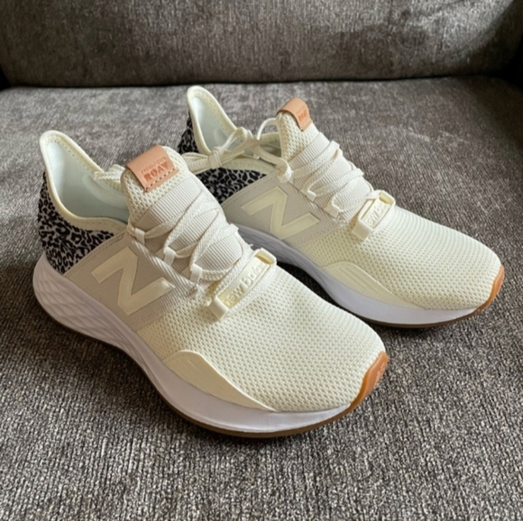 New Balance Women's Fresh Foam Roav Running Shoe Sneakers NWOT - Picture 3 of 11